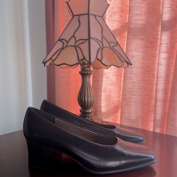 Women’s Dress Shoes - Picture 2 of 5